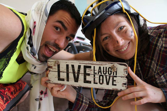 Ο Έλπις και η Δώρα ταξιδεύουν σε όλο τον κόσμο και προσφέρουν εθελοντικό έργο