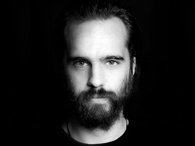 Ο John John σε βάζει με τις μουσικές του σε κλίμα καλοκαιριού