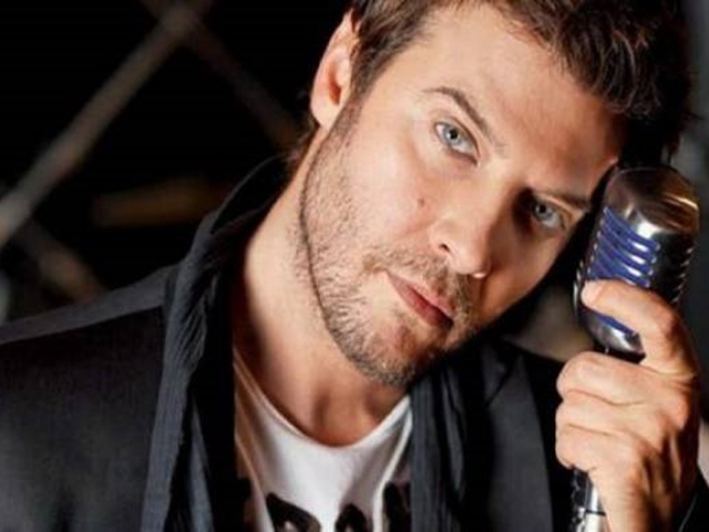 Ο Λάμπης Λιβιεράτος για μια ακόμη φορά unplugged στο Opus