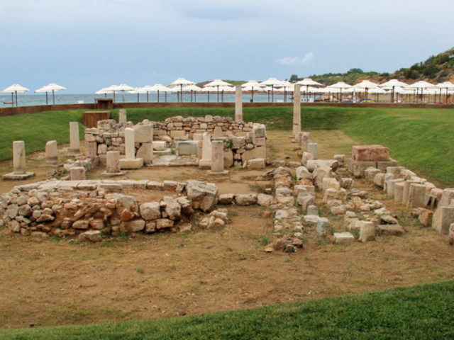 Ο Ναός του Απόλλωνα Ζωστήρα εντός του Astir Beach