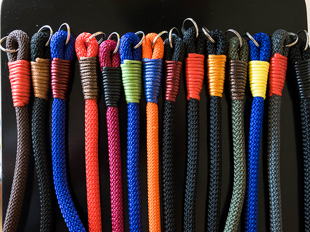 Ο Παύλος φτιάχνει τα ωραιότερα λουριά για κάμερες