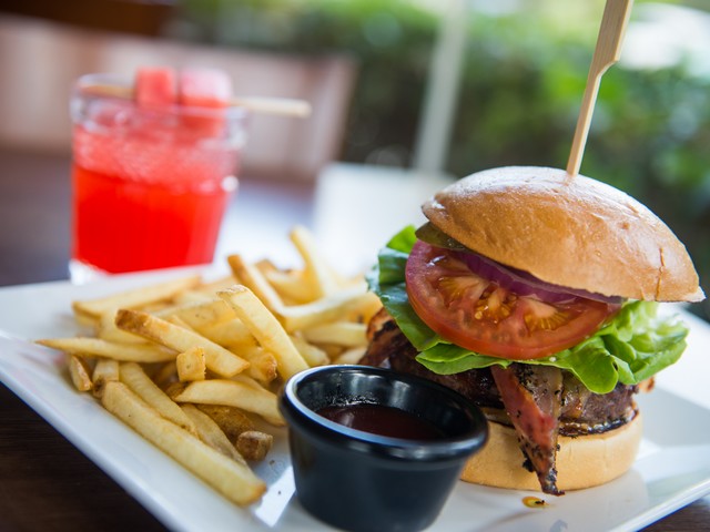 O R&B εθισμός στα Fridays της Γλυφάδας φέρνει στο τραπέζι σου Burgers και Cocktails