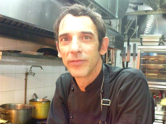 Ο σεφ Θάνος Οικονομόπουλος σε «ψήνει» για την κουζίνα του Άμμος