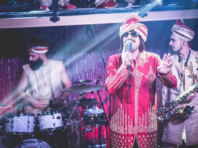 O Tonis Sfinos και Bollywood συναντώνται στο Κολωνάκι