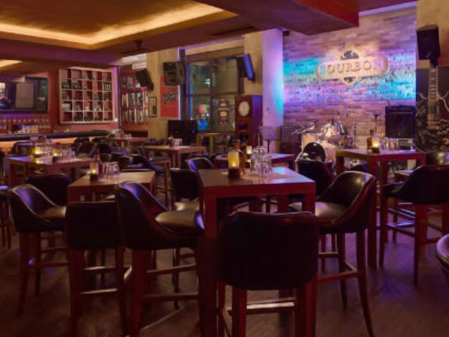 O Χρήστος Μόραλης και η Alexa live στη σκηνή του Bourbon