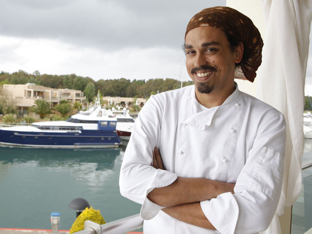 Ο Χρόνης Δαμαλάς «κεντάει» στο Kiku Seaside της Βουλιαγμένης