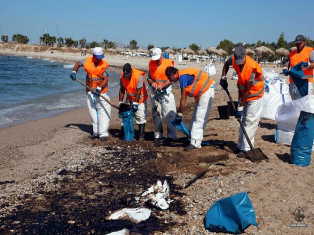 Οι δημότες της Γλυφάδας καθαρίζουν την παραλία