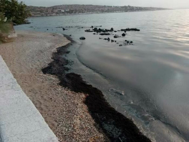 Οι «είκοσι μέρες» του υφυπουργού Ναυτιλίας πέρασαν, αλλά ο Σαρωνικός είναι ακόμα βρώμικος