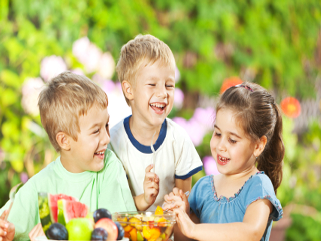 Οι τρόποι για να φέρουμε τα παιδιά πιο κοντά στα φρούτα