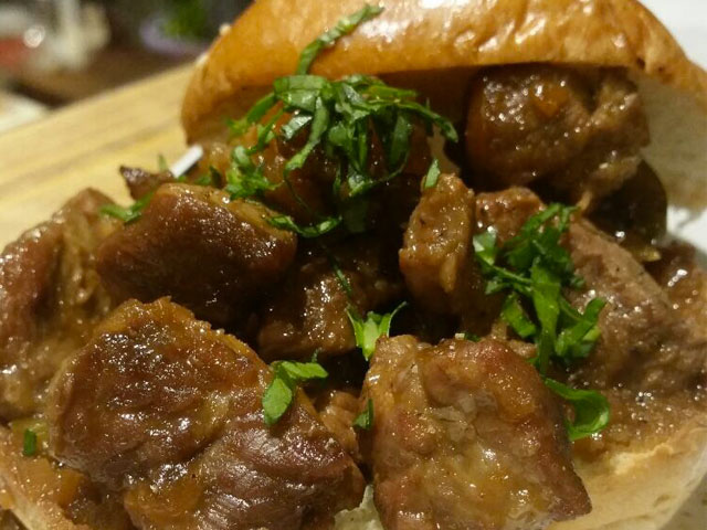 Οι χοιρινές μπουκιές σε burger από την Cava Vegera