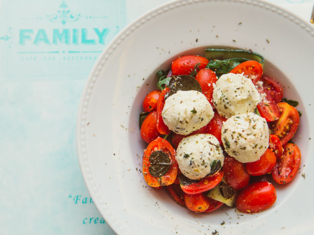 To ‘οικογενειακό’ delivery της Βούλας που κλέβει την παράσταση