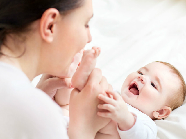 Όσα πρέπει να ξέρουν οι νέοι γονείς για το βρεφικό μασάζ