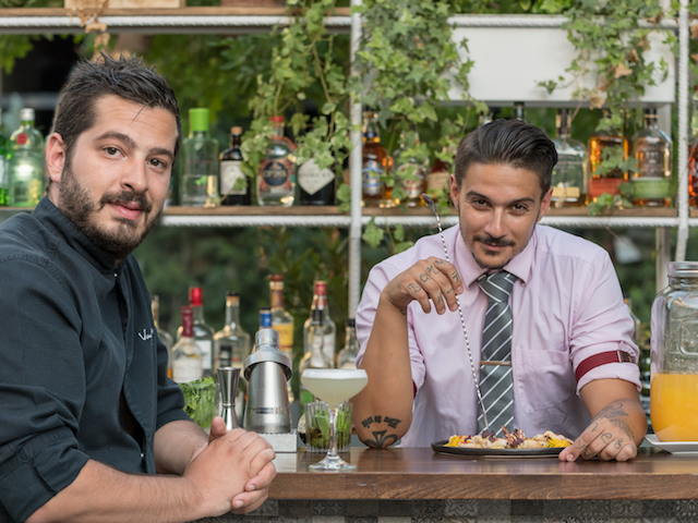 Όταν ο Τέο Σπυρόπουλος μαγειρεύει, ο Βαγγέλης Λεούσης κάνει cocktails
