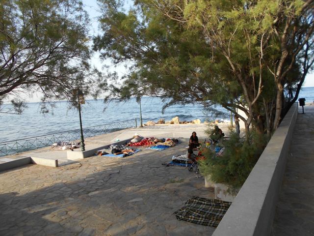 Oι Ρομά που κατασκηνώνουν στο Π. Φάληρο έγιναν σημείο αντιπαράθεσης