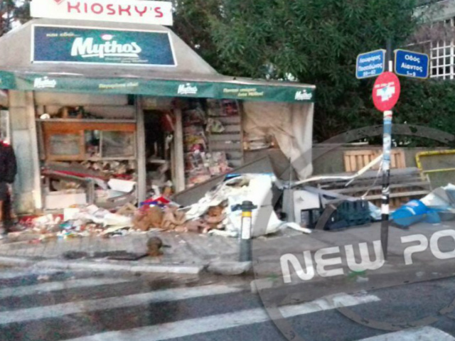 Παλαιό Φάληρο: αυτοκίνητο έπεσε πάνω σε περίπτερο