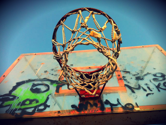 Τα ανοιχτά γήπεδα μπάσκετ των νοτίων προαστίων έχουν τη δική τους ιστορία