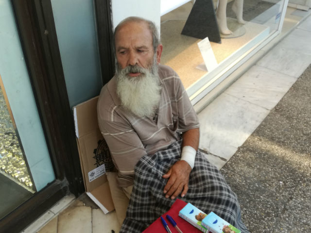 Πέπι: ο άστεγος που «μένει» έξω από το H&M Γλυφάδας