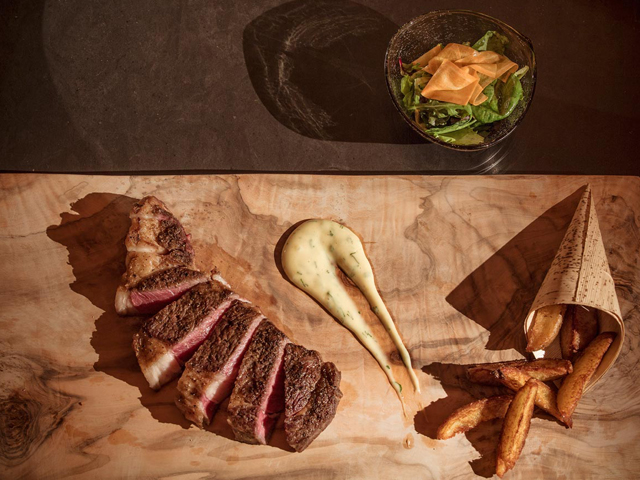 Πήγαμε στο Bakù. Και ξελογιαστήκαμε από την ατμόσφαιρα και τα πιάτα του