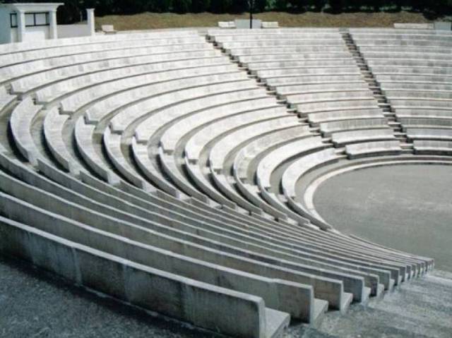 Πολιτιστικό κέντρο και ανοιχτό θέατρο ετοιμάζονται στη Βάρη