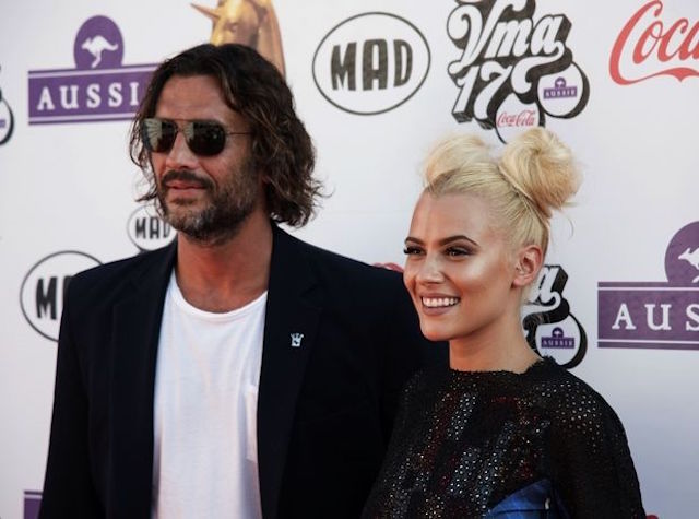 Πολύχρωμα φώτα, κονφετί και φωτιές στα 14α MAD VMA 2017