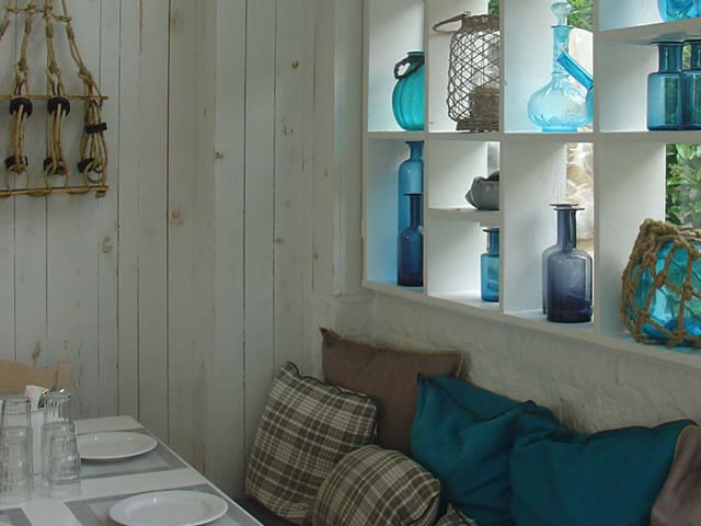 Ψαράδες ρίχνουν δίχτυα στο Φάληρο