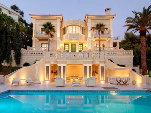 Πωλείται έπαυλη στο Καβούρι για 17 εκατομμύρια