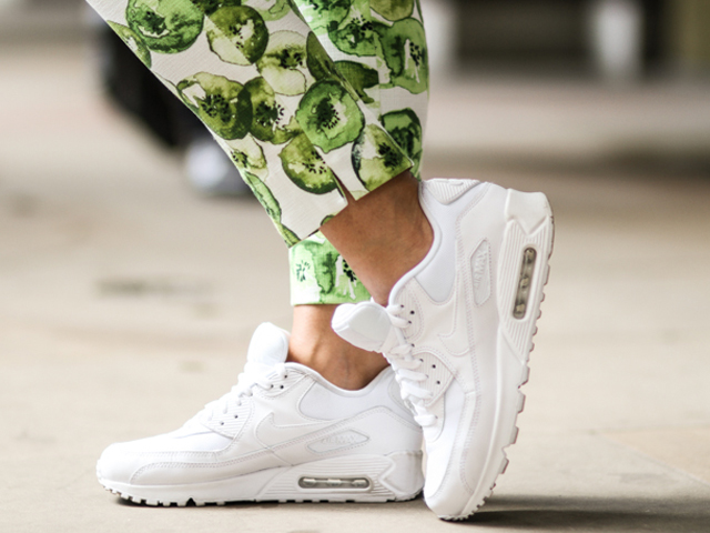 Πώς φοράμε στα Νότια τα white sneakers μας