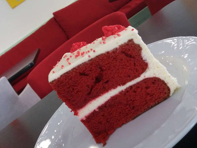 Το red velvet του Cake θα σε κάνει να γλείφεις τα δάχτυλά σου
