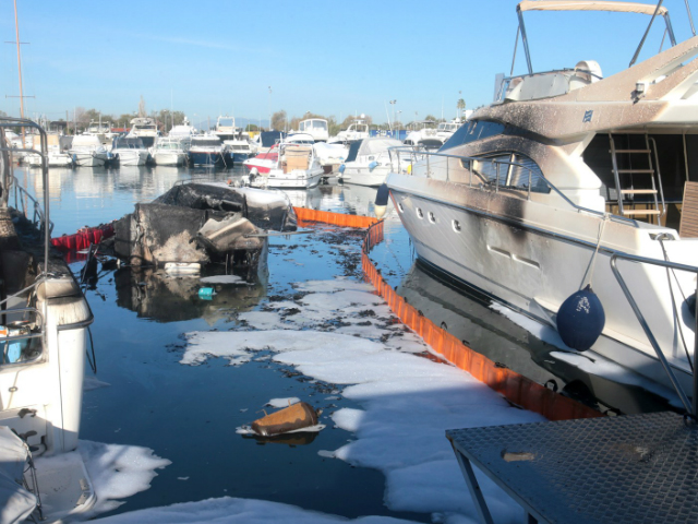 Ρύπανση στη μαρίνα Γλυφάδας από την πυρκαγιά σε σκάφος
