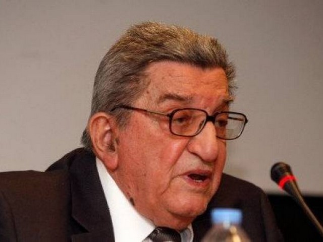 Σβήνοντας τα παλιά στο Φάληρο