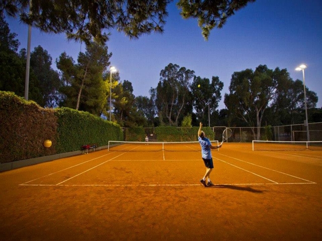 Σερβίς στα γήπεδα τένις των Νοτίων Προαστίων