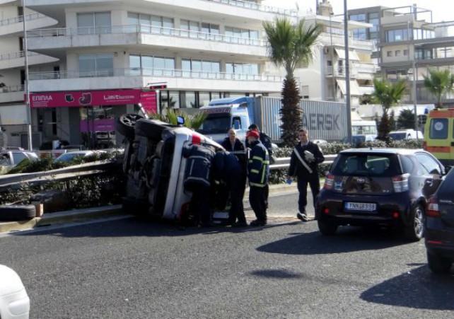 Σοβαρό τροχαίο στην παραλιακή στο ύψος της Αλίμου