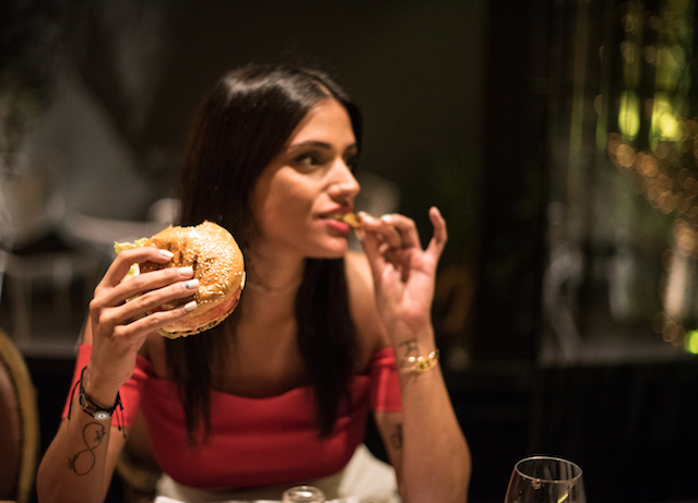 Στα burger nights του Bella Vespa και τα κορίτσια τρώνε burgers