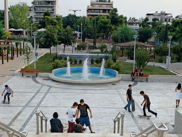 Στα τέλη του Απρίλη τα αποκαλυπτήρια για το άγαλμα «Φραπέ» στην πλατεία της Νέας Σμύρνης