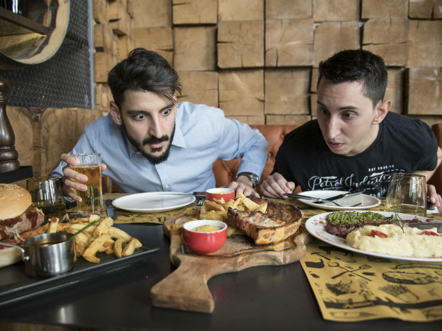 Abakos, το steakhouse που κάνει τους άντρες να δακρύζουν από χαρά