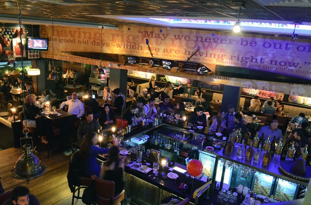 Στην δεκαετία του ’20 σε ταξιδεύουν κάθε Τετάρτη τα TGI Fridays