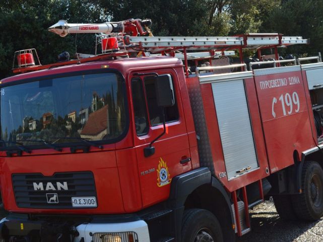 Στις φλόγες τυλίχτηκε αυτοκίνητο στην Λεωφόρο Ποσειδώνος