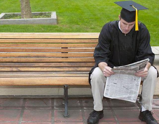 Σχεδόν 1 στους 2 Έλληνες νέους συντηρείται οικονομικά από τους γονείς του