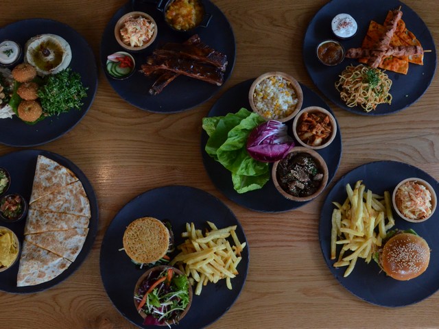 Τα 7 πιάτα που πρέπει να δοκιμάσεις οπωσδήποτε στο Mama-Roux South