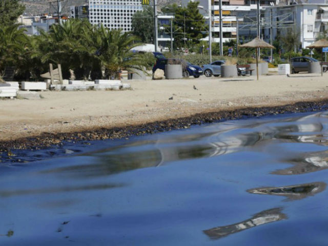 Tα Αστέρια Γλυφάδας θα κάνουν μήνυση για τη μόλυνση της θάλασσας
