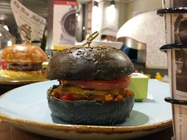 Τα burgers με πολύχρωμα ψωμάκια από το Mikaello