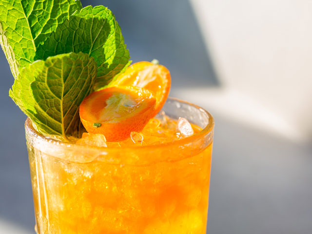 Τα cocktails με άρωμα Ελλάδας που έχουν μεθύσει τα νότια