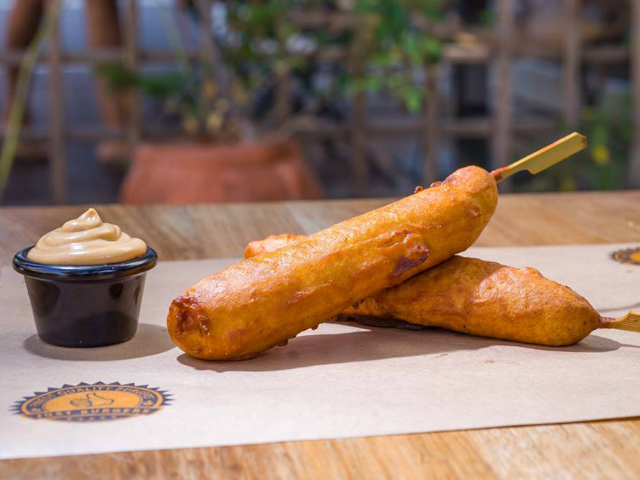 Τα corn dogs του Just Burgers είναι άλλο πράγμα