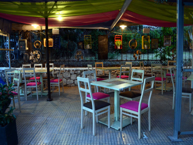 Τα μαγαζιά κοντά στον Λόφο της Δεξαμενής στα Άνω Πετράλωνα