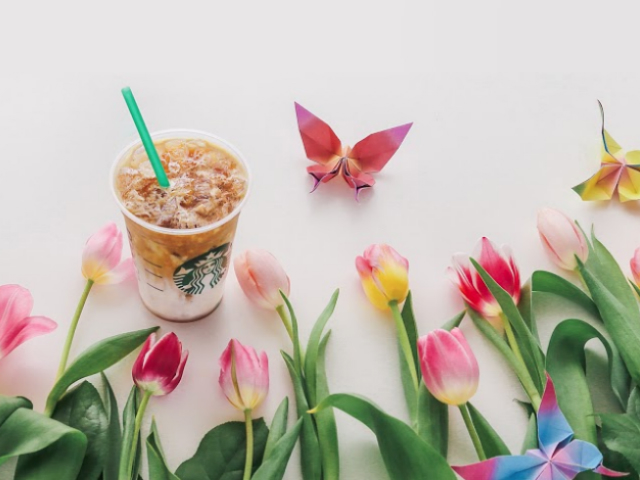 Τα νέα ανοιξιάτικα ροφήματα στα Starbucks σας περιμένουν