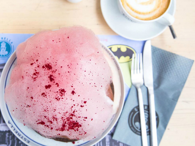 Τα pancakes με μαλλί της γριάς προσγειώθηκαν και στην Αθήνα