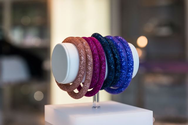 Τα stardust βραχιόλια της Swarovski