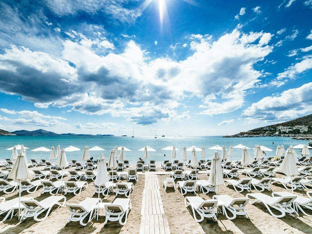 Την Κυριακή κάνουμε σπίτι μας τo Varkiza Resort