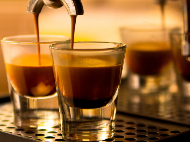 Τι θα αλλάξει από 1η Ιανουαρίου στην τιμή του Κυριακάτικου καφέ σου