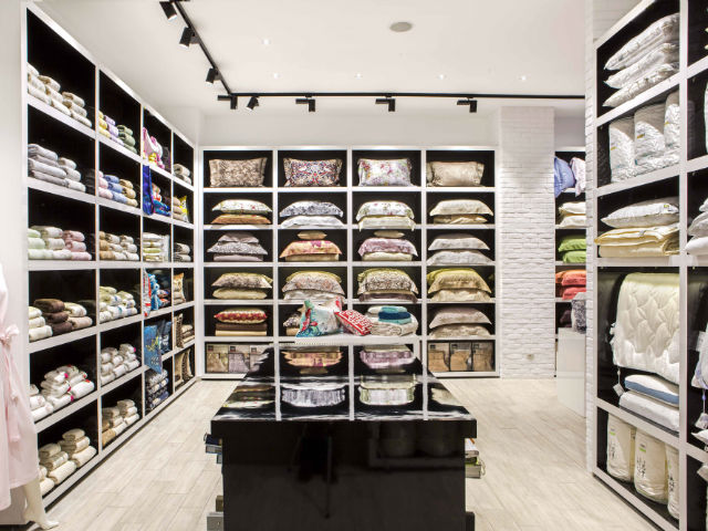 Τι δουλειά έχει στη Γλυφάδα ο No1 οίκος couture υφασμάτων της Ρωσίας;